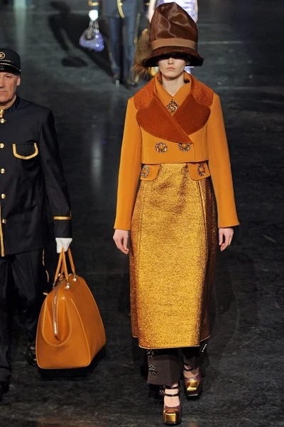 Look 11